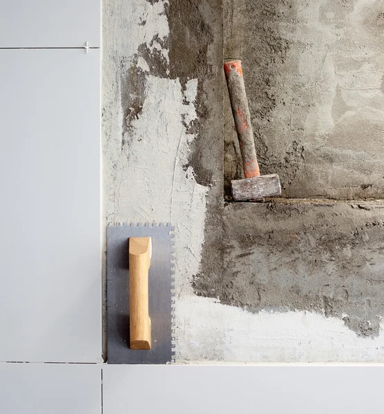 Construction tools notched trowel and hammer — Stock Photo, Image