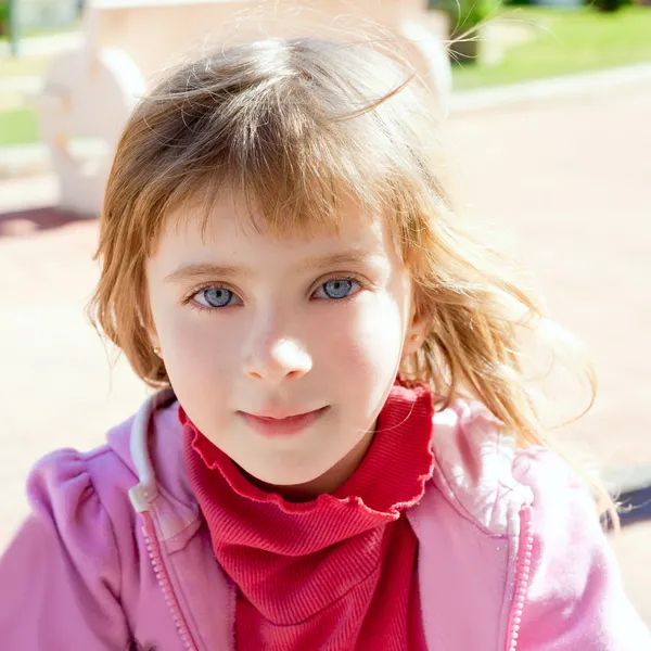 Niña rubia ojos azules retrato en rosa — Foto de Stock