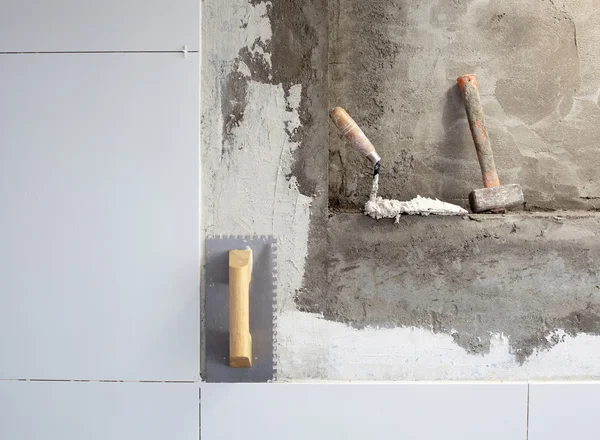 施工工具锯齿镘刀与砂浆 — 图库照片