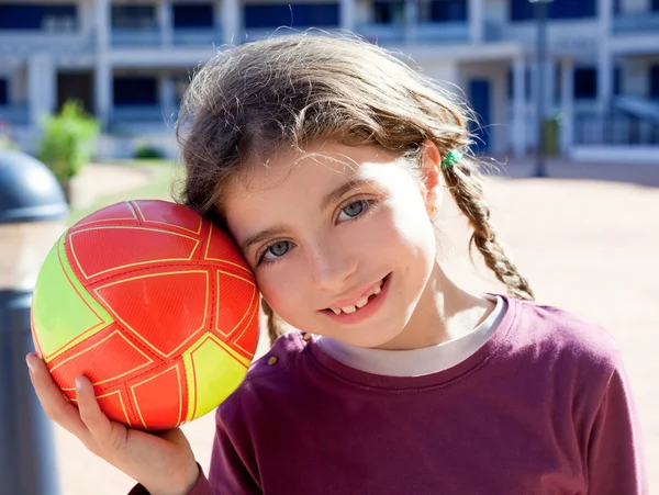 ブルネットの少女のフットボール選手とボール笑みを浮かべて — ストック写真