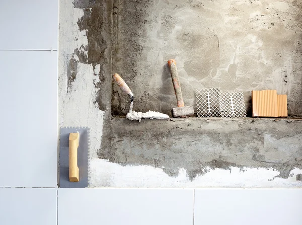 Construction tools notched trowel and hammer — Stock Photo, Image