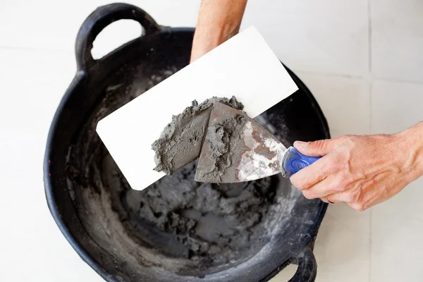 Contruction mason worker hands with cement mortar — Stock Photo, Image