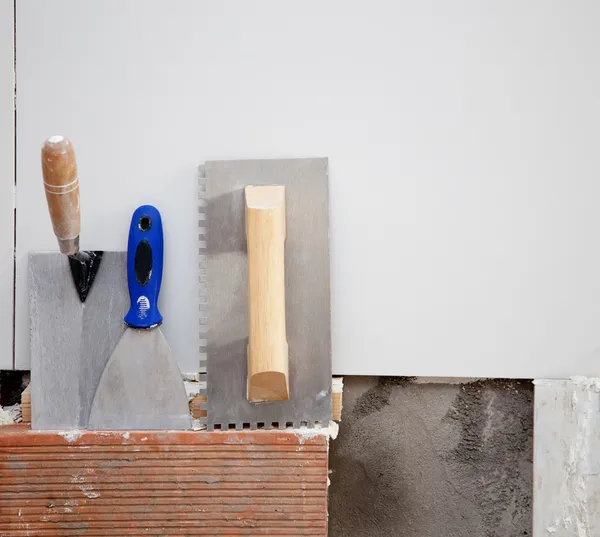 Entreprenadverktyg spårat murslev ans spatel — Stockfoto