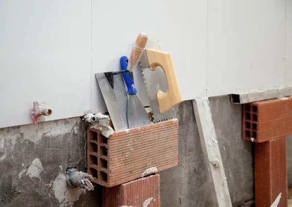 Herramientas de construcción llana con muescas y espátula — Foto de Stock