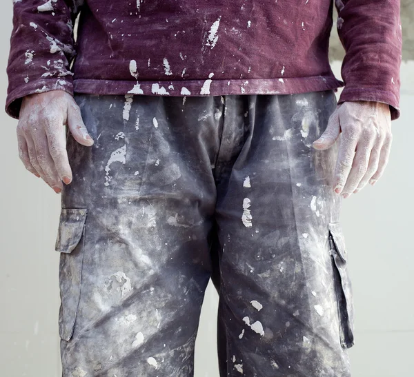 Händerna smutsiga byxor av puts målare man — Stockfoto