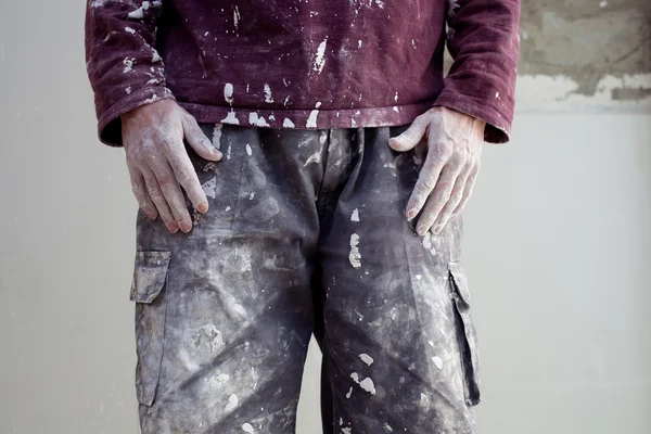 Manos sucias pantalones de pintor enyesado hombre —  Fotos de Stock