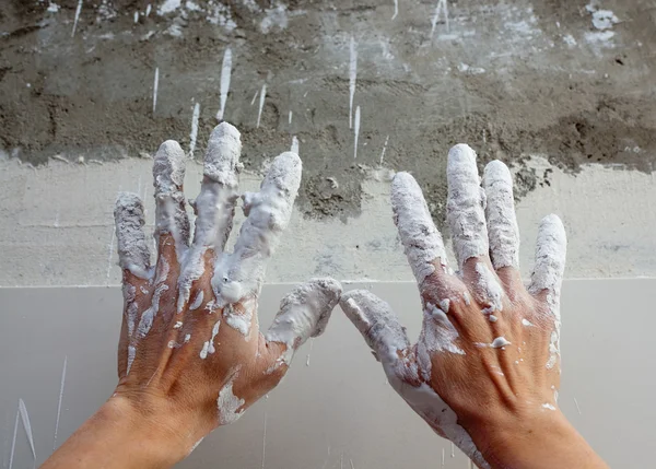 Astist plastering man hands with cracked plaster — Stock Photo, Image