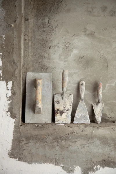 도구를 사용 하는 세 건설 시멘트 박격포 — 스톡 사진