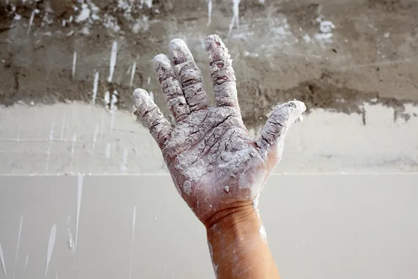 Astist tynki ręcznie człowieka z popękane tynki — Zdjęcie stockowe