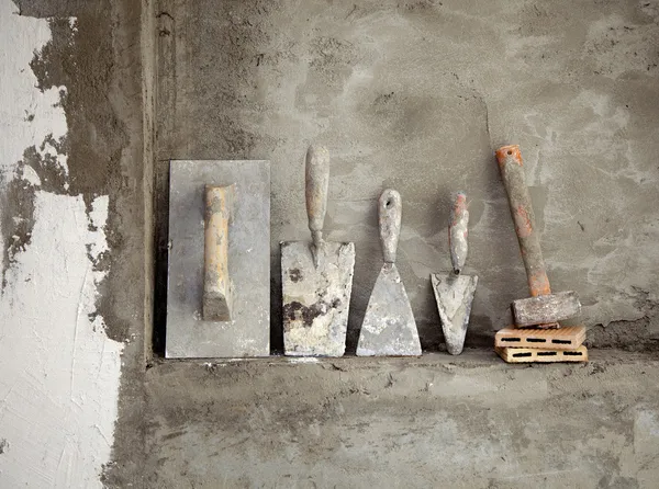 Yaşlı inşaat çimento harcı kullanılan araçlar — Stok fotoğraf