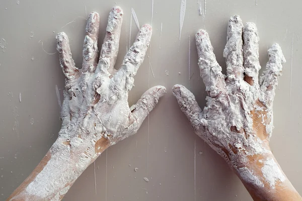 Astist plastering man hands with cracked plaster — Stock Photo, Image