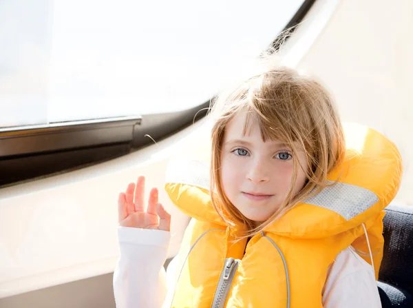 Menina criança loira com casaco salva-vidas amarelo marinho — Fotografia de Stock