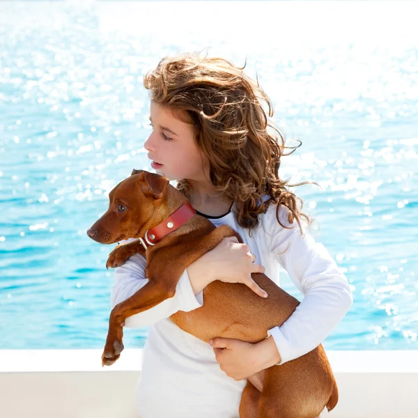 Brünette Kind Mädchen mit Hund auf dem Meer — Stockfoto