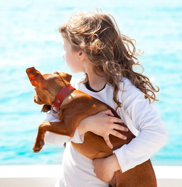 Bruneta kluk holka se psem na moři — Stock fotografie