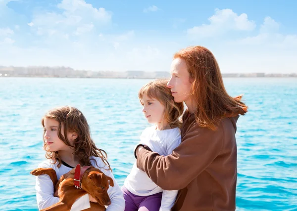 Mor och dotter syster flickor med hund på havet — Stockfoto