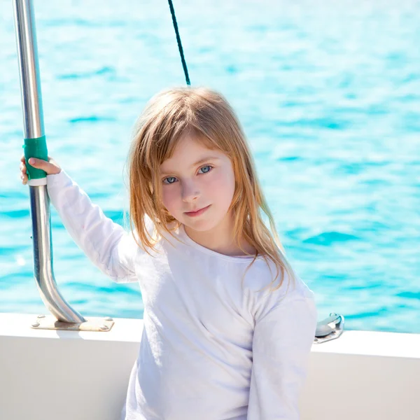金发碧眼的孩子的小姑娘帆船在船上微笑 — 图库照片