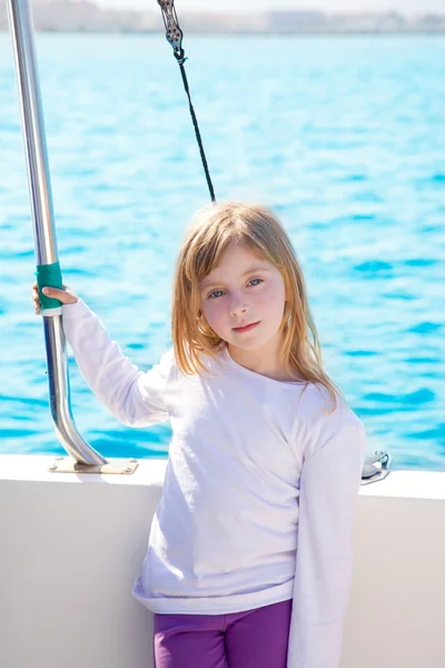 Malé dítě blondýnka pluje ve člunu, usmíval se — Stock fotografie