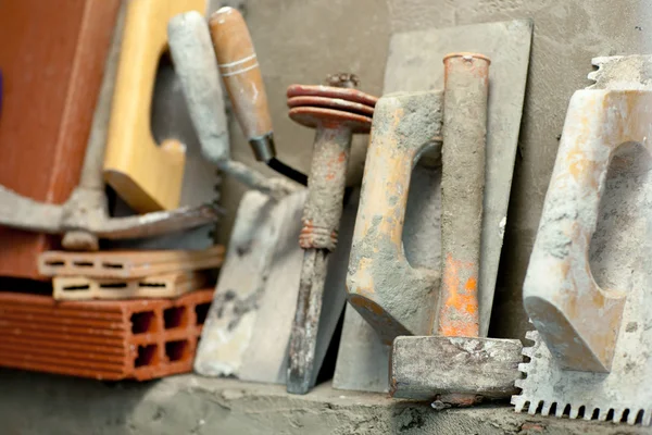 Construcción de herramientas de mortero de cemento albañil — Foto de Stock