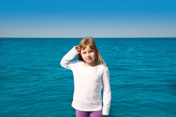 Ξανθός παιδί κοριτσάκι ιστιοπλοΐα σε μια βάρκα — Φωτογραφία Αρχείου
