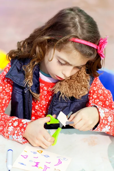 Małe dziecko dziewczyna pracuje w szkole robi warsztaty — Zdjęcie stockowe