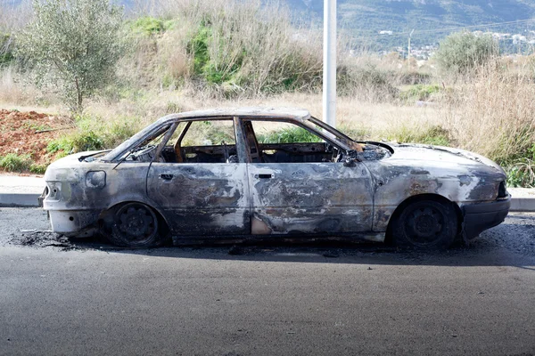 Utbränd bil på gatan — Stockfoto