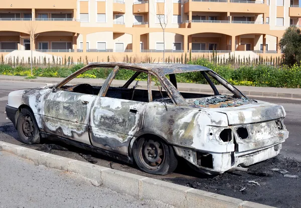 Coche quemado en la calle —  Fotos de Stock