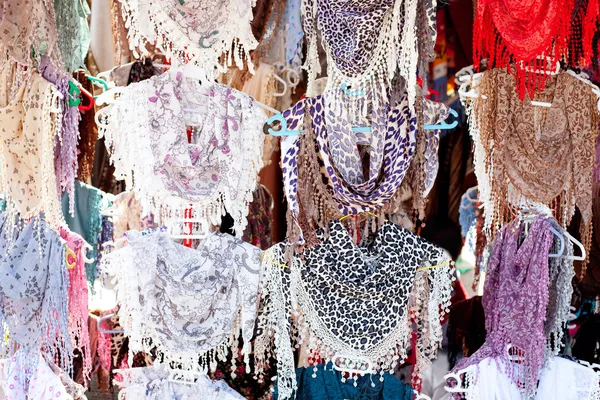 Kleurrijke mode zakdoeken op hangers — Stockfoto
