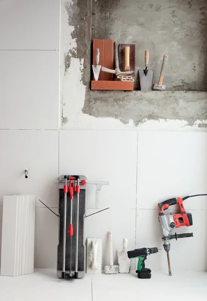 Herramientas de construcción como cortadora de azulejos taladro de martillo eléctrico — Foto de Stock
