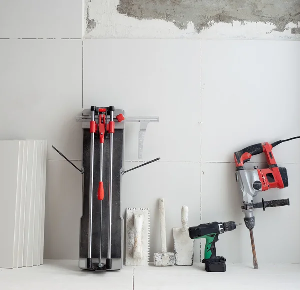 Будівельні інструменти як різак плитки електричний молоток дриль — стокове фото