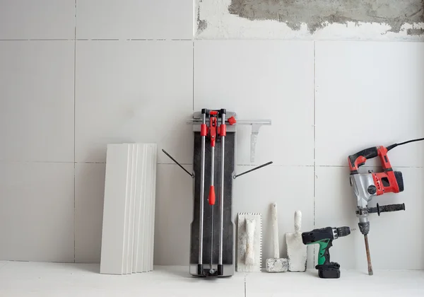De hulpmiddelen van de bouw als tegels cutter elektrische hamer boren — Stockfoto