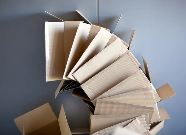 Caixas de papelão abertas empilhadas em forma de círculo curvo — Fotografia de Stock