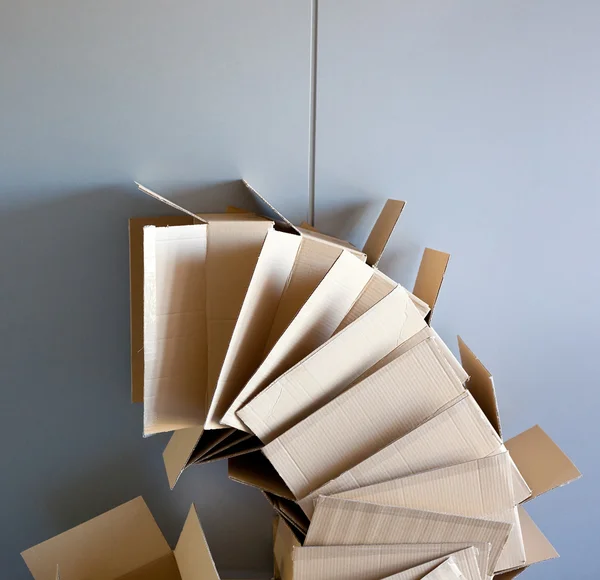 Boîtes ouvertes en carton empilées sur forme de cercle incurvé — Photo
