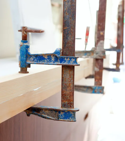 Tesař šroub upínací nástroje lisování dřevěné rošty — Stock fotografie