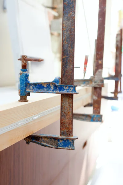 Asztalos Csavaros rögzítő eszköz megnyomásával fa léc — Stock Fotó