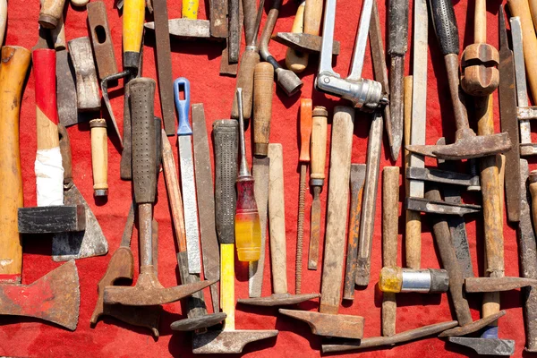 Ручные инструменты использовали ржавое железо в возрасте и гранж — стоковое фото