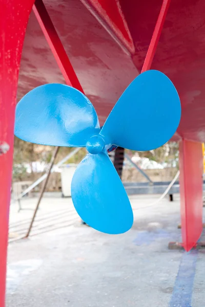 Hélice voilier bleue dans une coque rouge — Photo