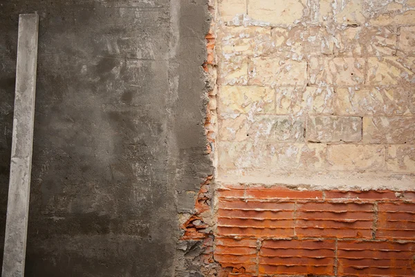 Конструкция кирпичных стен и штукатурка из цемента — стоковое фото