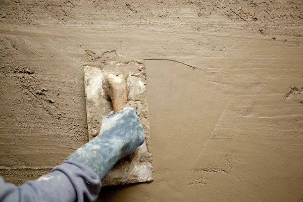 用水泥砂浆抹灰的手套手抹平 — 图库照片