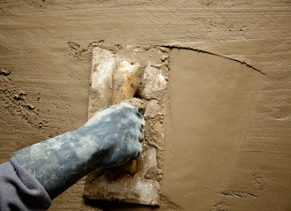 Murslev med handske hand puts cement murbruk — Stockfoto