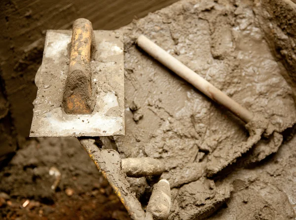 Cement murbruk smutsiga verktyg som murslev — Stockfoto