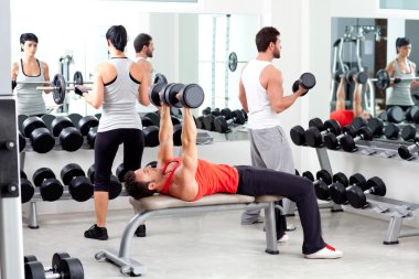Grup içinde spor fitness spor salonunda ağırlık eğitimi