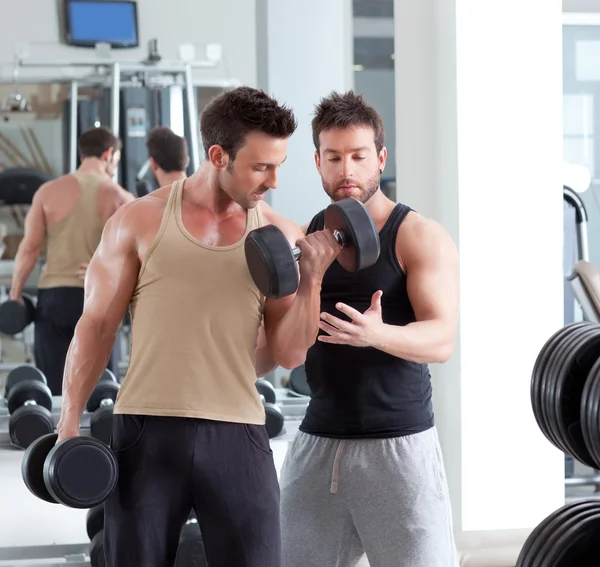 Gimnasio entrenador personal hombre con entrenamiento con pesas —  Fotos de Stock