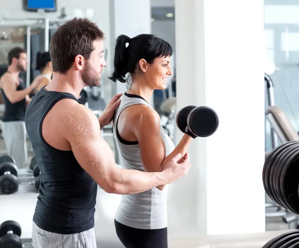 Gym vrouw persoonlijke trainer met gewicht opleiding — Stockfoto