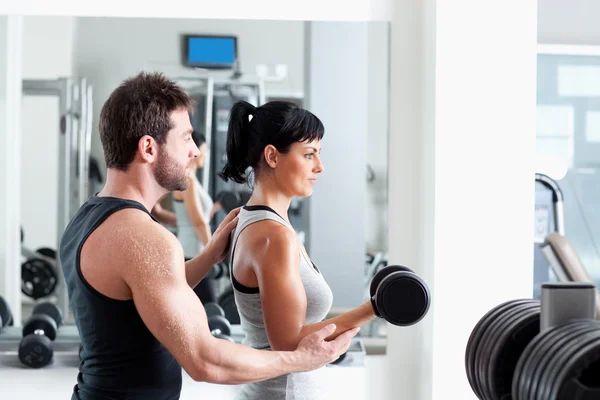 Palestra donna personal trainer con allenamento con i pesi — Foto Stock