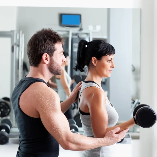 Gym vrouw persoonlijke trainer met gewicht opleiding — Stockfoto