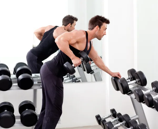 Adam ağırlık antrenmanı ekipmanı üzerinde spor jimnastik salonu ile — Stok fotoğraf