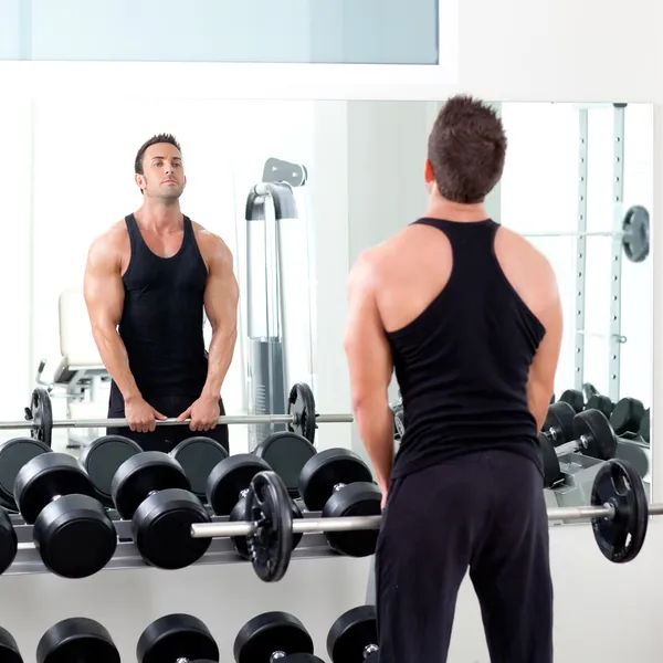 哑铃重量训练设备健身房的男人 — 图库照片
