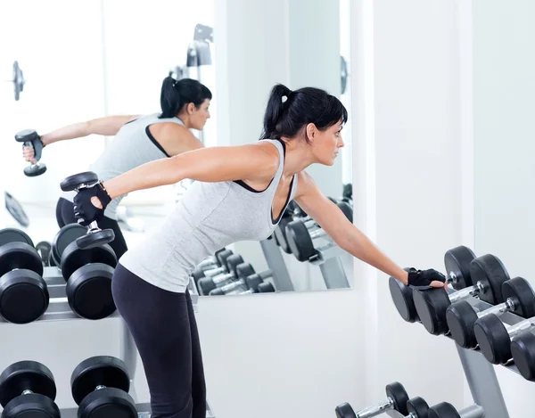 Vrouw met gewicht trainingsapparatuur op sport gym — Stockfoto