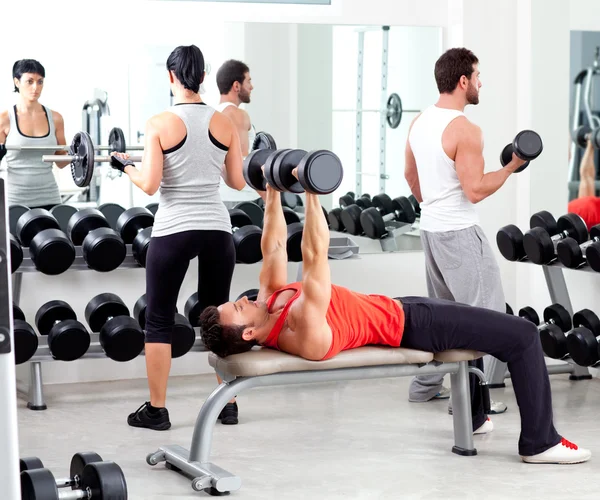 Groep in sport fitness gym gewicht opleiding — Stockfoto