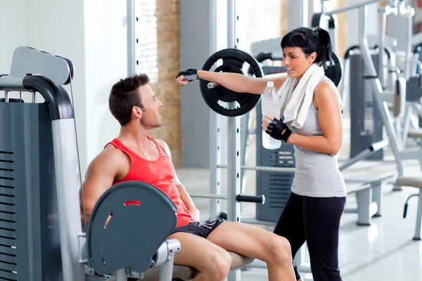 Przyjaciele mężczyzna i kobieta na siłowni sportu zrelaksowany — Zdjęcie stockowe